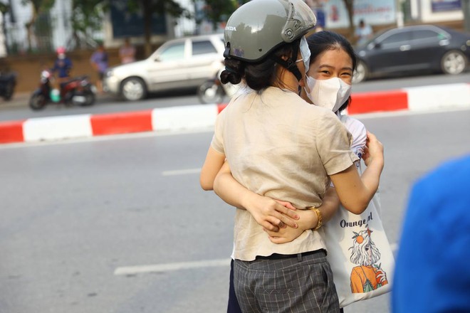 Những khoảnh khắc đẹp nhất mùa thi vào lớp 10: Tấm lưng ướt mồ hôi của mẹ, cái ôm của bố và nụ cười của thí sinh-5