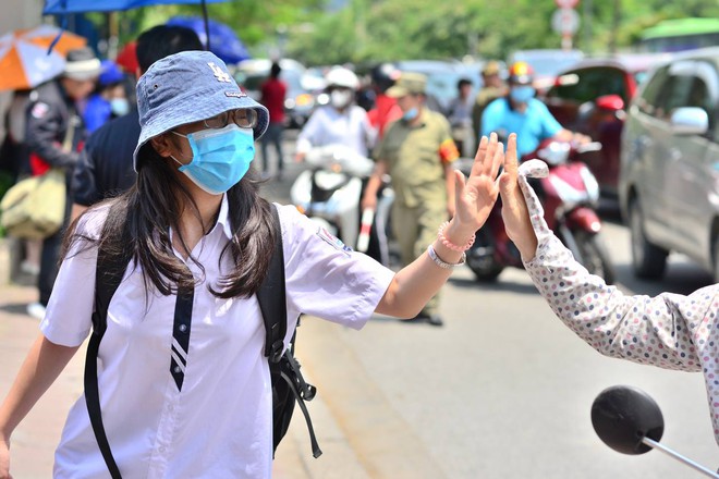 Những khoảnh khắc đẹp nhất mùa thi vào lớp 10: Tấm lưng ướt mồ hôi của mẹ, cái ôm của bố và nụ cười của thí sinh-4