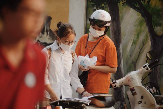 Những khoảnh khắc đẹp nhất mùa thi vào lớp 10: Tấm lưng ướt mồ hôi của mẹ, cái ôm của bố và nụ cười của thí sinh-3