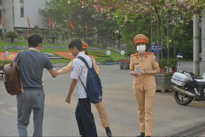 Những khoảnh khắc đẹp nhất mùa thi vào lớp 10: Tấm lưng ướt mồ hôi của mẹ, cái ôm của bố và nụ cười của thí sinh-18