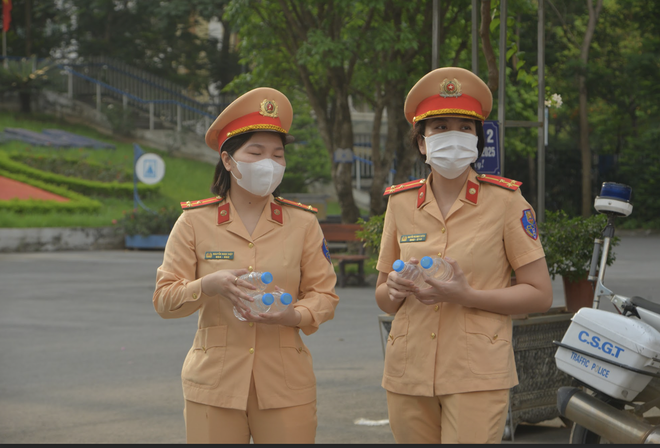 Những khoảnh khắc đẹp nhất mùa thi vào lớp 10: Tấm lưng ướt mồ hôi của mẹ, cái ôm của bố và nụ cười của thí sinh-17