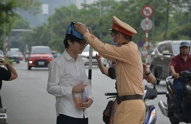 Những khoảnh khắc đẹp nhất mùa thi vào lớp 10: Tấm lưng ướt mồ hôi của mẹ, cái ôm của bố và nụ cười của thí sinh-16