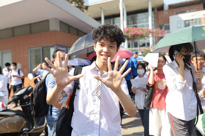 Những khoảnh khắc đẹp nhất mùa thi vào lớp 10: Tấm lưng ướt mồ hôi của mẹ, cái ôm của bố và nụ cười của thí sinh-14