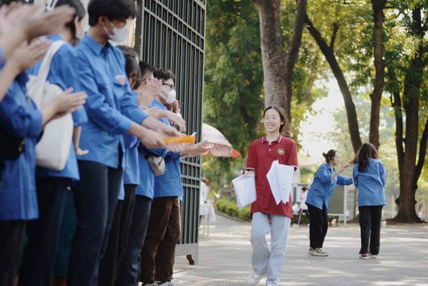 Những khoảnh khắc đẹp nhất mùa thi vào lớp 10: Tấm lưng ướt mồ hôi của mẹ, cái ôm của bố và nụ cười của thí sinh-13