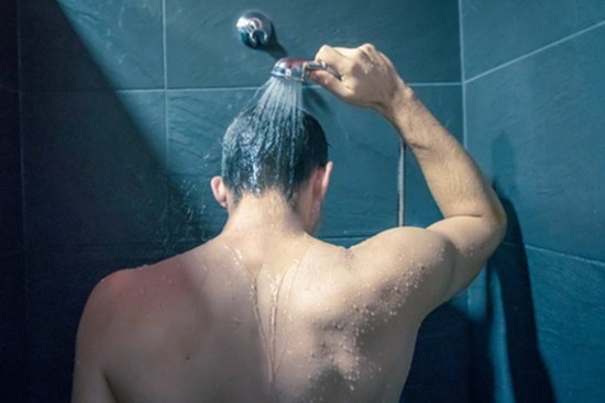 Tắm ngay sau khi đi nắng nguy hiểm thế nào?