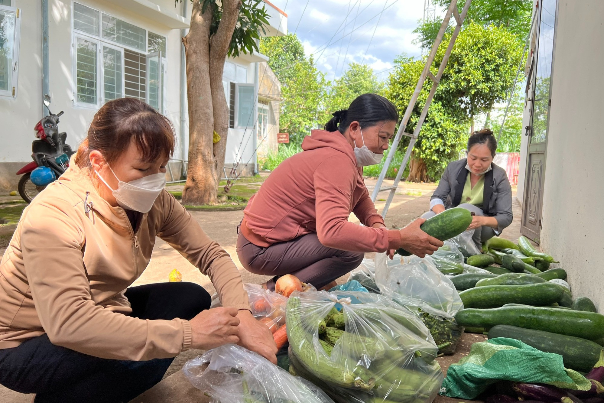 Người dân tình nguyện nấu cơm tặng các chiến sĩ truy quét kẻ gây án tại Đắk Lắk-1