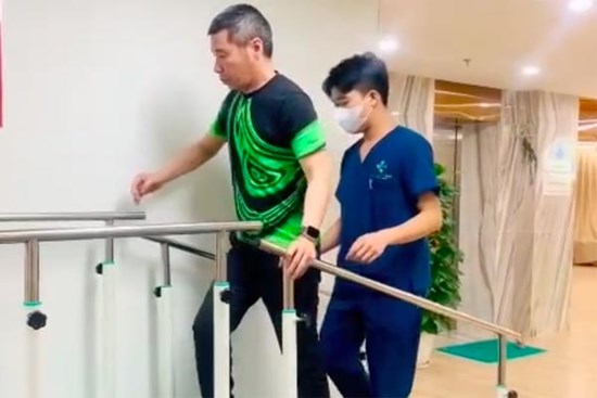 Clip NSND Công Lý run rẩy tập đi khiến khán giả xúc động