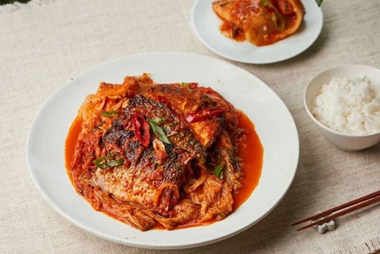 Bữa cơm đơn giản mà đủ chất với món cá thu kho kim chi