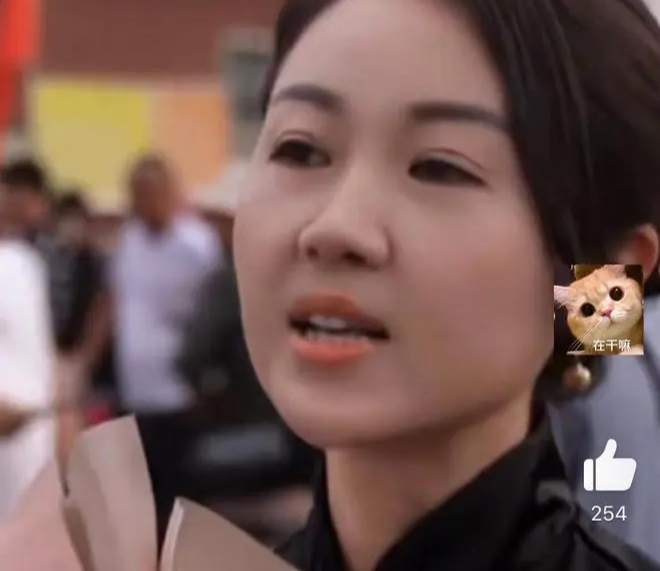 Người mẹ đập nát điện thoại trị giá 20 triệu khi con vào phòng thi: Câu chuyện đằng sau khiến nhiều người suy nghĩ-1