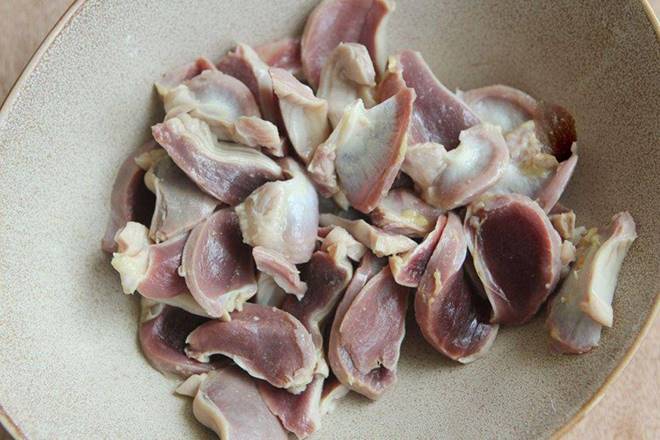 Cả con gà chỉ có 1 cái này nhai giòn sần sật, đem xào với cây mọc dưới bùn được món ngon bất chấp-2