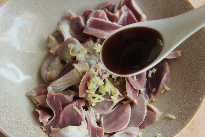 Cả con gà chỉ có 1 cái này nhai giòn sần sật, đem xào với cây mọc dưới bùn được món ngon bất chấp-3