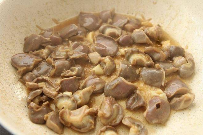 Cả con gà chỉ có 1 cái này nhai giòn sần sật, đem xào với cây mọc dưới bùn được món ngon bất chấp-5