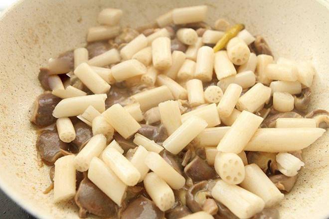 Cả con gà chỉ có 1 cái này nhai giòn sần sật, đem xào với cây mọc dưới bùn được món ngon bất chấp-6