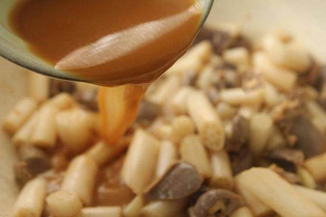 Cả con gà chỉ có 1 cái này nhai giòn sần sật, đem xào với cây mọc dưới bùn được món ngon bất chấp-7