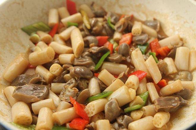 Cả con gà chỉ có 1 cái này nhai giòn sần sật, đem xào với cây mọc dưới bùn được món ngon bất chấp-8