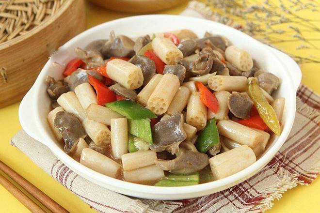 Cả con gà chỉ có 1 cái này nhai giòn sần sật, đem xào với cây mọc dưới bùn được món ngon bất chấp-9