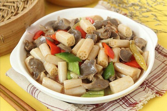 Cả con gà chỉ có 1 cái này nhai giòn sần sật, đem xào với cây mọc dưới bùn được món ngon bất chấp