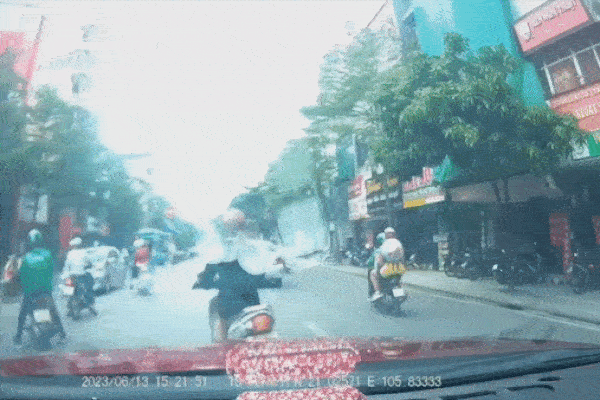 Xe máy tạt đầu ôtô, nữ tài xế ngã xuống đường