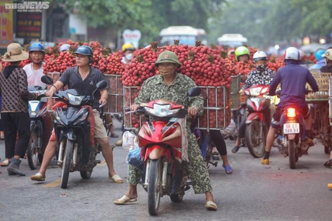 Bắc Giang: Nông dân ào ạt thồ vải thiều đi cân bán, phố phường được nhuộm đỏ ối-4