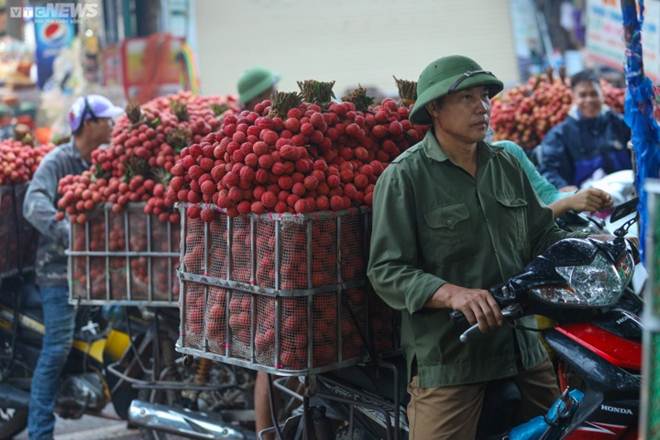 Bắc Giang: Nông dân ào ạt thồ vải thiều đi cân bán, phố phường được nhuộm đỏ ối-5