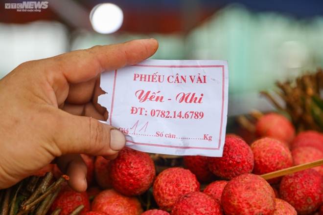 Bắc Giang: Nông dân ào ạt thồ vải thiều đi cân bán, phố phường được nhuộm đỏ ối-7