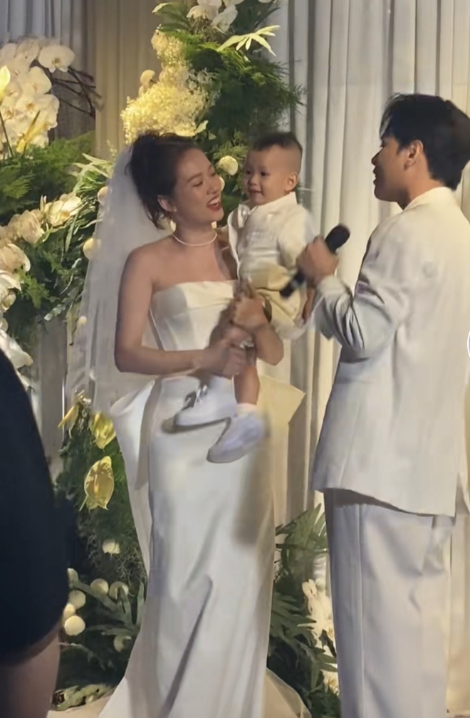 Đang diện váy cô dâu, vợ JayKii xả vai bồng bế ru con ngủ giữa đám cưới-4
