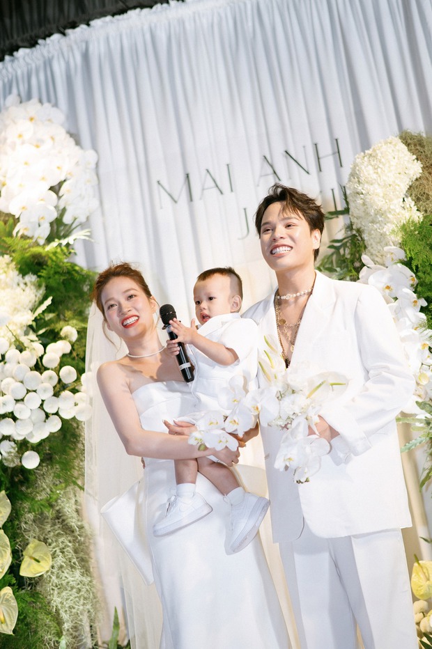 Đang diện váy cô dâu, vợ JayKii xả vai bồng bế ru con ngủ giữa đám cưới-5