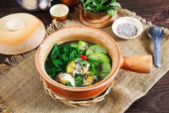 Món canh này là đặc sản xứ Huế, hương vị thanh mát làm dịu cái nóng mùa hè