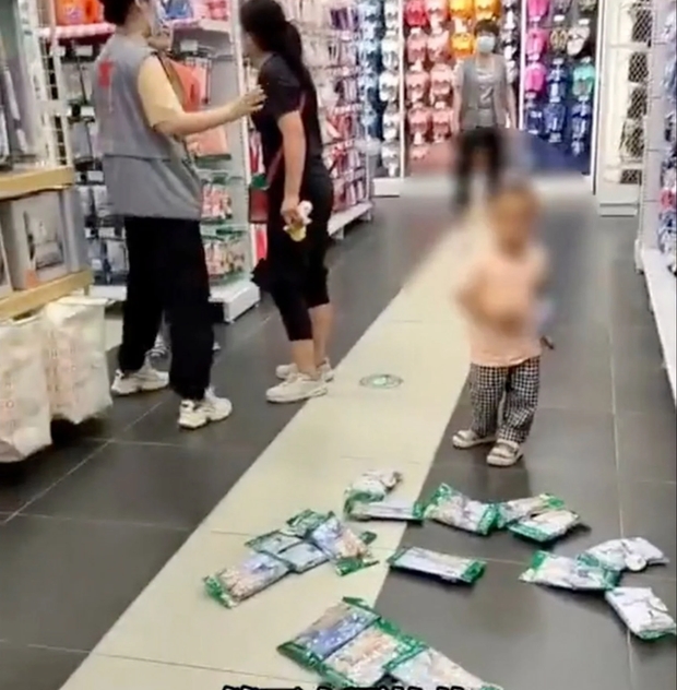 Bà mẹ mắng nhiếc nhân viên vì ngăn con mình phá hàng trong siêu thị-1