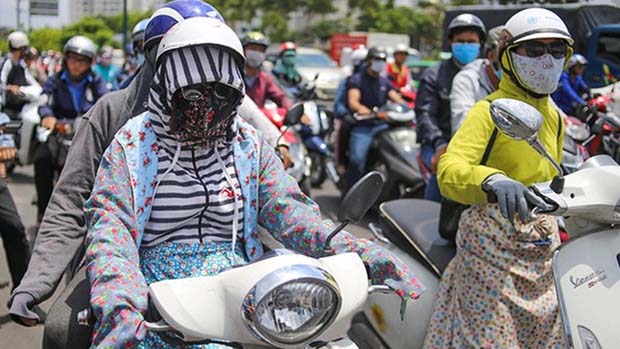 Áo chống nắng cuốn vào bánh xe máy, người phụ nữ ngã lún cột sống-1