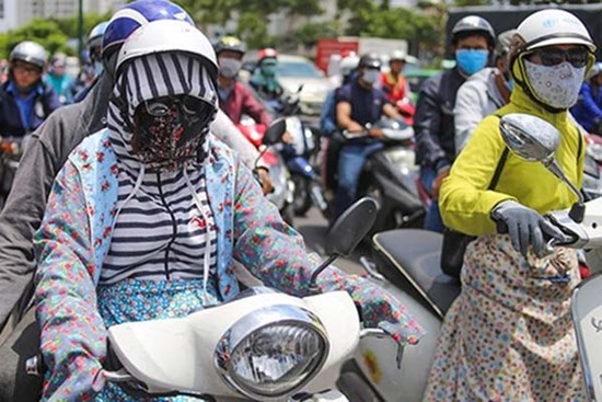 Áo chống nắng cuốn vào bánh xe máy, người phụ nữ ngã lún cột sống