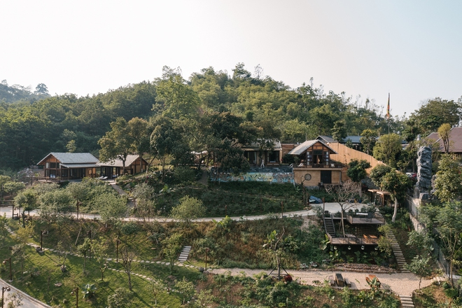 Căn nhà gỗ nằm trên triền đồi thơ mộng ở vùng ngoại ô Hà Nội, được lấy cảm hứng từ tên của cô con gái nhỏ-2