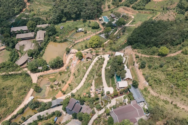 Căn nhà gỗ nằm trên triền đồi thơ mộng ở vùng ngoại ô Hà Nội, được lấy cảm hứng từ tên của cô con gái nhỏ-4