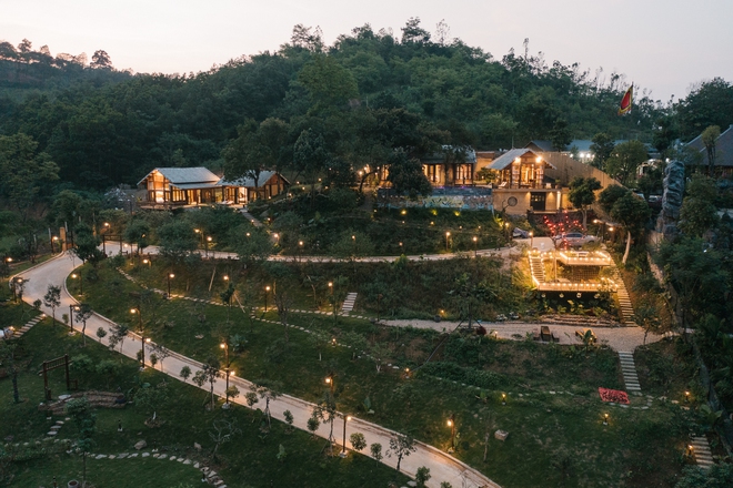 Căn nhà gỗ nằm trên triền đồi thơ mộng ở vùng ngoại ô Hà Nội, được lấy cảm hứng từ tên của cô con gái nhỏ-6