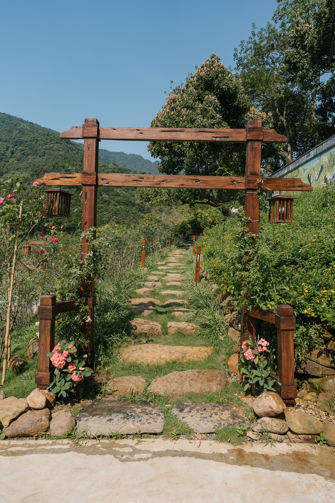 Căn nhà gỗ nằm trên triền đồi thơ mộng ở vùng ngoại ô Hà Nội, được lấy cảm hứng từ tên của cô con gái nhỏ-21