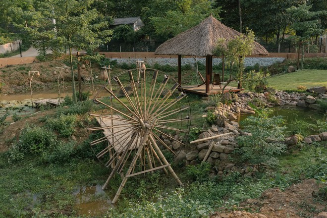 Căn nhà gỗ nằm trên triền đồi thơ mộng ở vùng ngoại ô Hà Nội, được lấy cảm hứng từ tên của cô con gái nhỏ-23