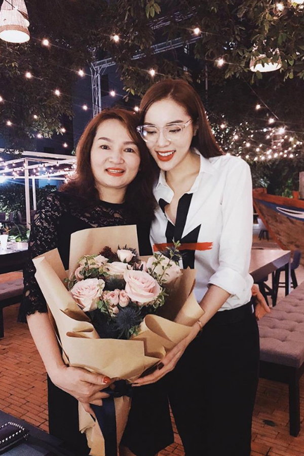 Thân thế người phụ nữ hết lòng chăm lo cho Hoa hậu Kỳ Duyên: Làm bà chủ từ năm 17 tuổi, có tiếng giàu sang ở Thành Nam-5