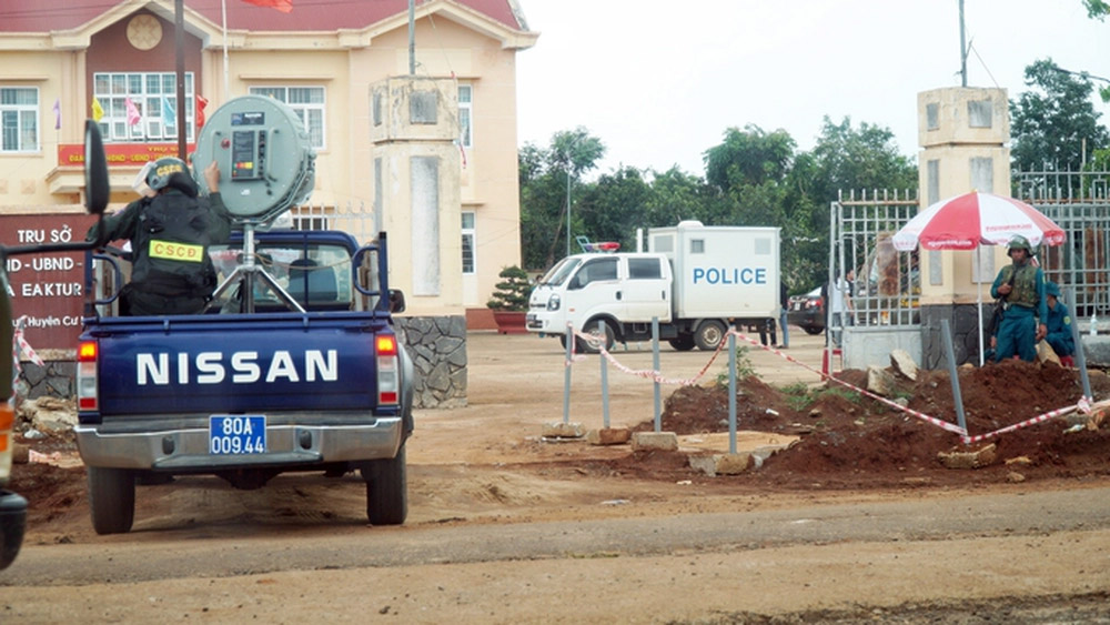 Vụ tấn công trụ sở xã ở Đắk Lắk: Quặn lòng tiễn đưa người thân-2