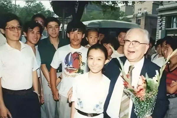 Từng là thần đồng được ca tụng, cuộc đời cô gái lao dốc vì cách giáo dục cực đoan của bố-1