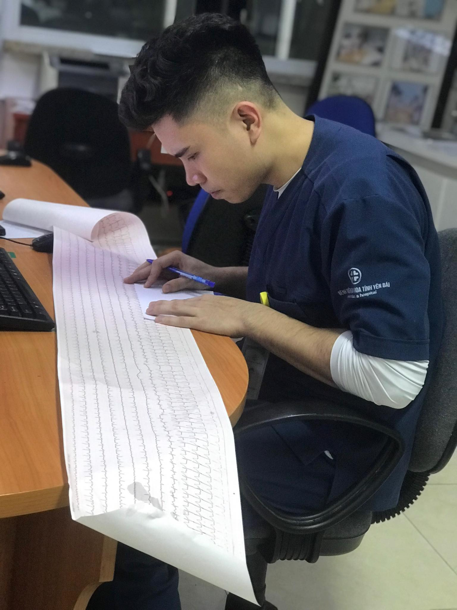 Bác sĩ bật dậy vì tiếng kêu thất thanh lúc nửa đêm của vợ bệnh nhân-1