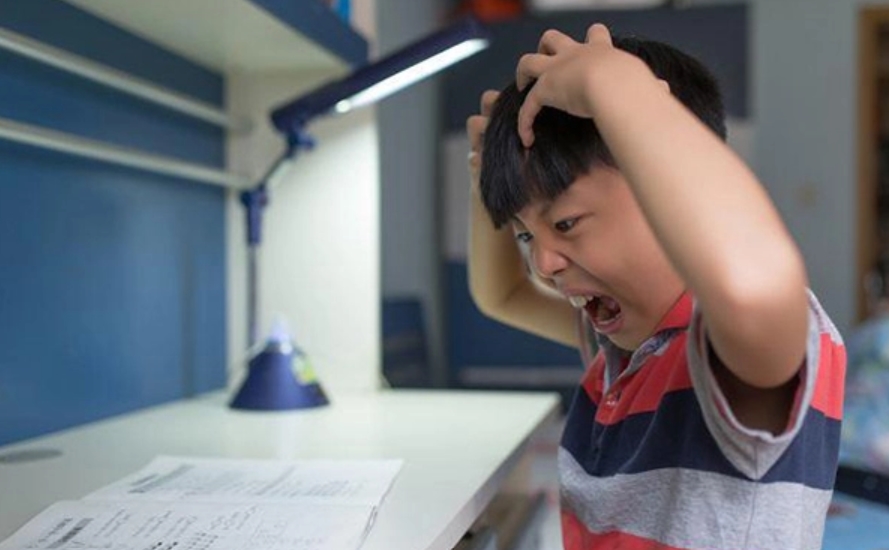 Một đứa trẻ thức khuya, một đứa đi ngủ sớm, 1 năm sau khác biệt ra sao?-1