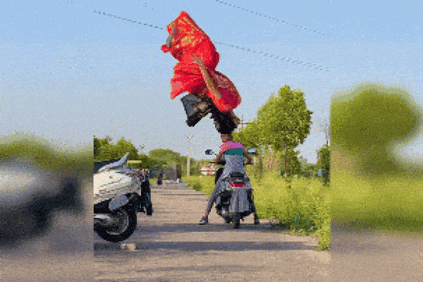 Clip: Ngủ gật đạp nhầm chân ga, tài xế tông nát cửa hàng ven đường-1