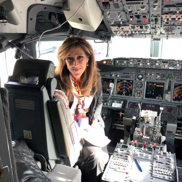 Động cơ nổ tung giữa trời khiến một hành khách bị hút ra ngoài, nữ cơ trưởng vẫn điều khiển máy bay hạ cánh an toàn-3