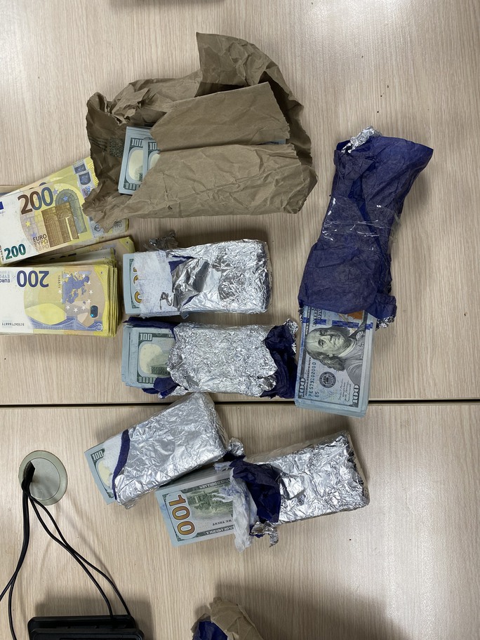 CLIP: 5 người mang số ngoại tệ trị giá 14 tỉ đồng nhập cảnh tại sân bay Nội Bài-1