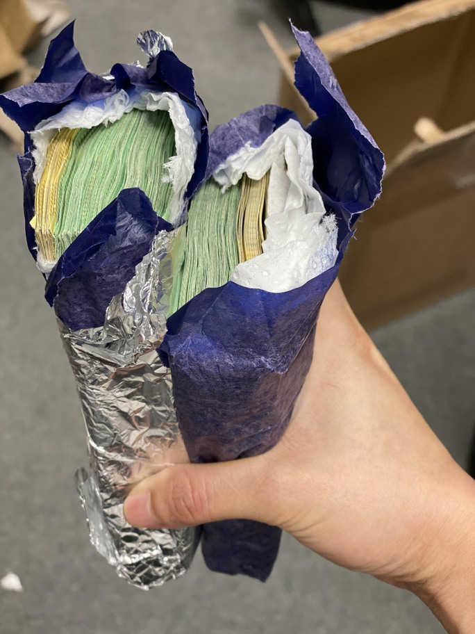 CLIP: 5 người mang số ngoại tệ trị giá 14 tỉ đồng nhập cảnh tại sân bay Nội Bài-2