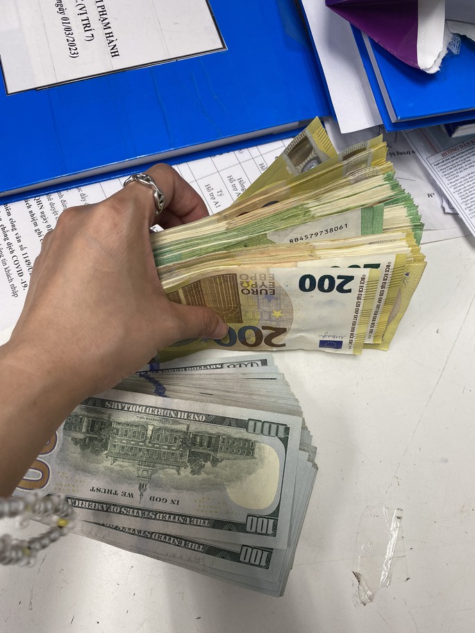 CLIP: 5 người mang số ngoại tệ trị giá 14 tỉ đồng nhập cảnh tại sân bay Nội Bài-3