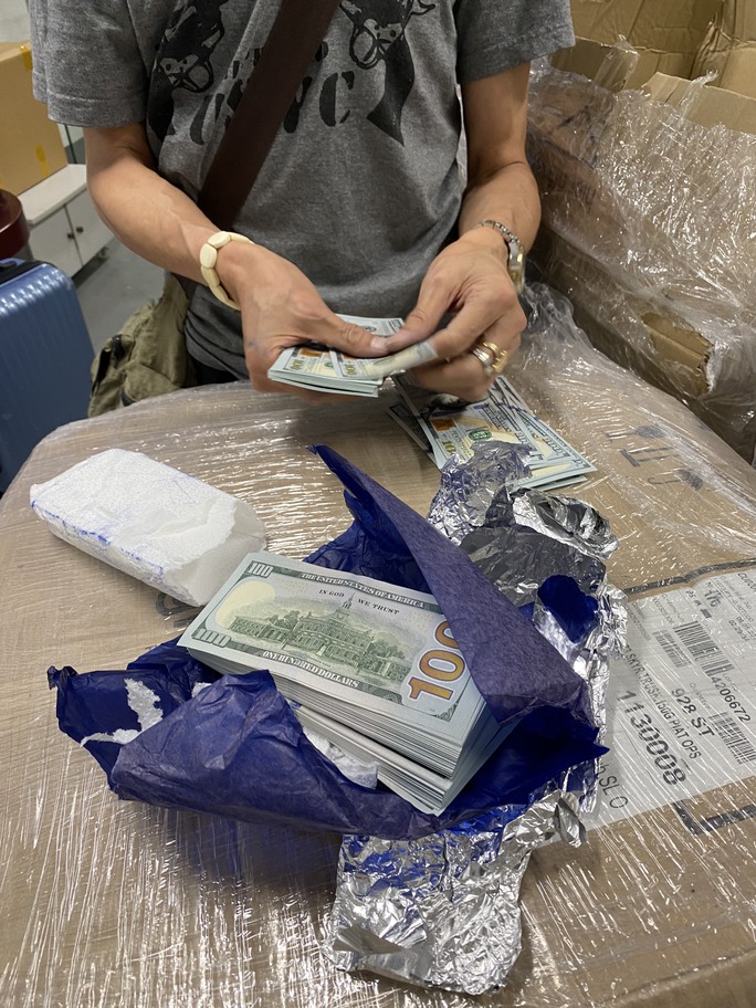 CLIP: 5 người mang số ngoại tệ trị giá 14 tỉ đồng nhập cảnh tại sân bay Nội Bài-4