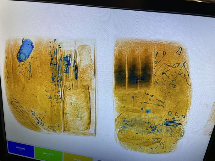 CLIP: 5 người mang số ngoại tệ trị giá 14 tỉ đồng nhập cảnh tại sân bay Nội Bài-5