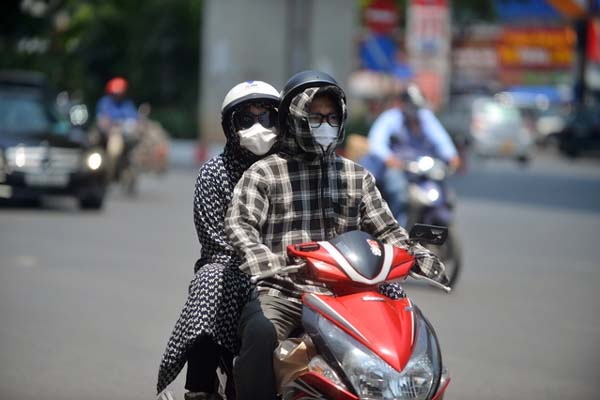 Camera ghi lại cảnh người đàn ông bỏ bé sơ sinh giữa đường rồi rời đi-2