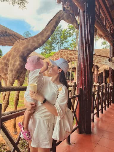 Phu nhân tập đoàn nghìn tỷ gây sốt khi lấy túi xách hàng trăm triệu đựng bỉm cho con, hiếm hoi tiết lộ góc biệt thự xa hoa-2